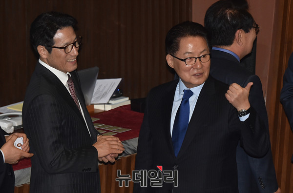 ▲ 박지원 국민의당 전 대표와 정병국 바른정당 전 대표가 국회 본회의에서 인사를 나누고 있는 모습. ⓒ뉴데일리 이종현 기자