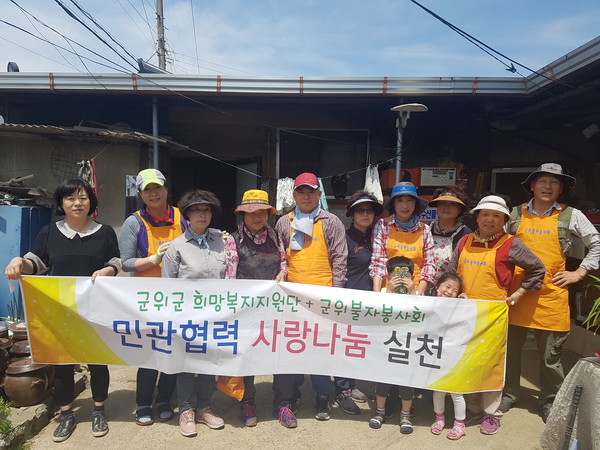 ▲ 군위군 희망복지지원단과 군위불자봉사회(회장 서진동)가 지난 20일 부계면에서 독거노인 가정 대상 청소봉사활동을 전개했다.ⓒ군위군