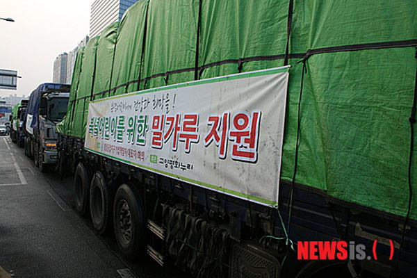 ▲ 통일부가 "북한 핵·미사일 문제 대응과 민간 차원의 대북교류는 분리해서 대응하겠다"는 뜻을 거듭 밝혔다. 사진은 2012년 1월 밀가루 대북지원 당시 모습. ⓒ뉴시스. 무단전재 및 재배포 금지.