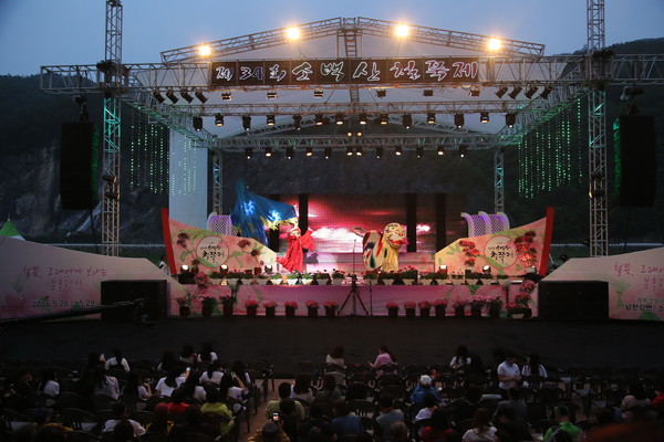 ▲ 지난해 철쭉제 개막식 전 공연모습.ⓒ단양군