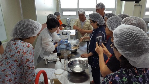 ▲ 충북 청주시가 지역특산물을 활용한 농식품 가공 교육 모습.ⓒ청주시