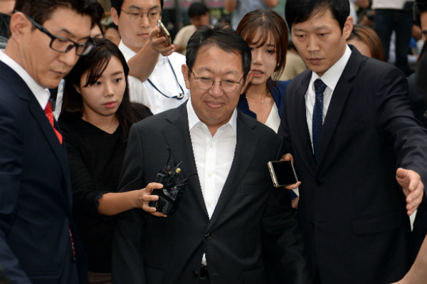 ▲ 특별감찰관법에 따라 임명된 1호 특별감찰관이었던 이석수 전 특별감찰관이 우병우 전 청와대 민정수석의 비위행위를 감찰하다가 반격을 당해 사무실이 압수수색을 당하는 등 수모를 겪자, 지난해 8월말 사표를 낸 뒤 사무실을 나서고 있다. 이석수 전 특별감찰관이 제출한 사표는 다음달인 9월, 국회의 국정감사를 앞두고 급하게 수리돼 뒷말을 남겼다. ⓒ뉴시스 사진DB