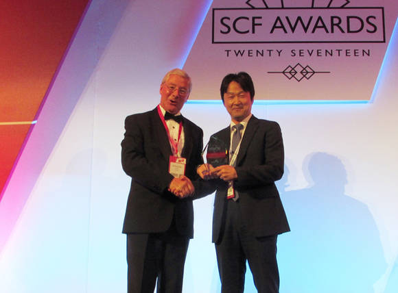 ▲ SK텔레콤 조규성 Access Network 랩장(오른쪽)이 스몰 셀 인더스트리 어워드에서 수상 후 기념 촬영을 하고 있다. ⓒSKT