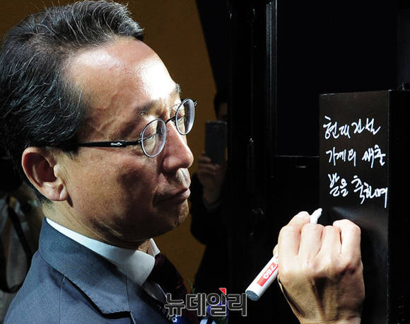 ▲ 이날 출범식에 참석한 조영철 현대중공업 부사장이 장비 사이닝 세레모니를 하고 있다.ⓒ뉴데일리 공준표 기자