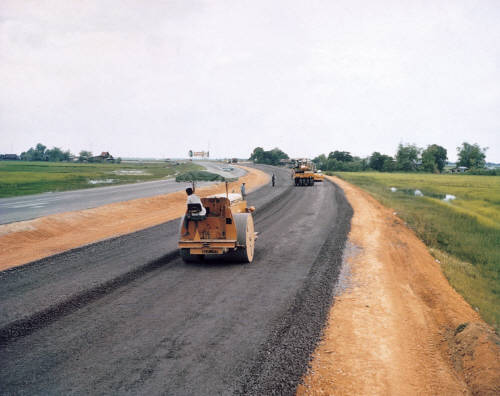 ▲ 세번째 도전 끝에 수주한 첫 해외사업 파타니나라티왓 고속도로 공사현장 모습. ⓒ 현대건설