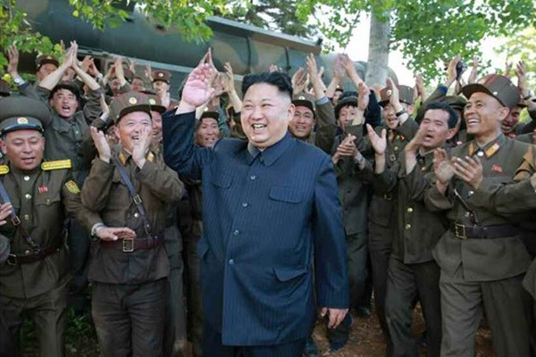 ▲ 북한은 최근 美중앙정보국(CIA)이 북핵 위협에 대응하는 특수 조직인 ‘한국임무센터’를 신설한 것을 겨냥해 비난 공세를 펼쳤다. 사진은 지난 21일 '북극성-2형' 시험발사 장면을 보고 기뻐하고 있는 김정은.ⓒ北선전매체 홈페이지 캡쳐