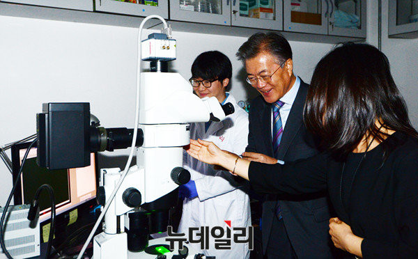 ▲ 문재인 대통령이 지난 2016년 10월20일 서울 성북구 한국과학기술연구원(KIST)를 방문해 뇌 과학 분야 연구원의 설명을 듣고 있다. ⓒ뉴데일리 이종현 기자