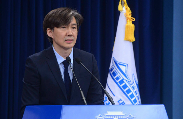 ▲ 조국 청와대 민정수석이 25일 오전 춘추관 브리핑에서 문재인 대통령이 국가인권위원장의 대통령 특별보고 부활을 지시했다는 사실을 전하고 있다. ⓒ뉴시스 사진DB