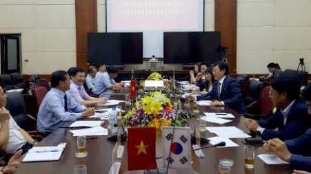 ▲ 베트남을 방문하고 있는 김경훈 대전시의장이 25일 베트남 흥예선 인민위원장과 양 시 교류와 관련해 협의하고 있다.ⓒ대전시의회