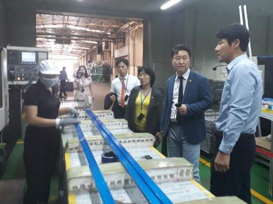 대전시의회 김경훈 의장 등이 베트남에 ㈜알루코가 설립한 현대알루미늄비나를 방문, 생산라인을 둘러보고 있다.ⓒ대전시의회