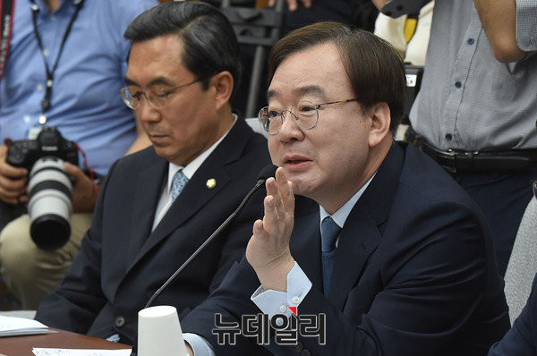 자유한국당 강효상 의원이 25일 오전 원내대책회의에서 이낙연 국무총리 후보자를 강도 높게 비판했다. ⓒ뉴데일리 이종현 기자