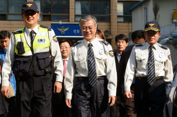 ▲ 문재인 대통령의 공약사항인 검경수사권조정이 경찰의 인권침해 방지와 연계될 것으로 보인다. 사진은 지난 2012년 대선에 앞서 동묘파출소를 방문해 경찰복을 입고 1일 순찰에 나섰던 문재인 대통령의 모습. ⓒ뉴시스 사진DB