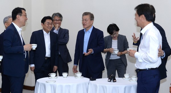 ▲ 문재인 대통령이 25일 수석보좌관회의가 열린 청와대 여민관 소회의실에서 회의에 앞서 수석비서관들과 티타임을 갖고 있다. ⓒ뉴시스 사진DB