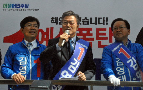 ▲ 지난 4·12 경북 상주·군위·의성·청송 국회의원 재선거에서 이 지역구에 출마한 김영태 후보의 지원유세를 하고 있는 문재인 대통령과 김부겸 의원. 김부겸 의원은 새 정부의 행정자치부장관으로 의원 입각이 유력한 것으로 알려졌다. ⓒ뉴시스 사진DB