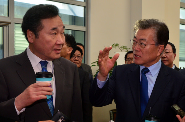 ▲ (왼쪽부터) 이낙연 국무총리 후보자와 문재인 대통령. ⓒ뉴시스