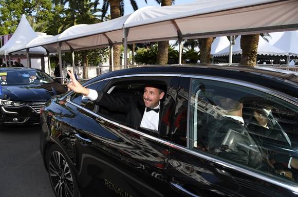 ▲ 영화배우 겸 가수 아담 샌들러가 제 70회 칸 국제영화제에서 SM6 쌍둥이 모델 르노 탈리스만을 타고 관람객들에게 인사를 하고 있다.ⓒ르노삼성