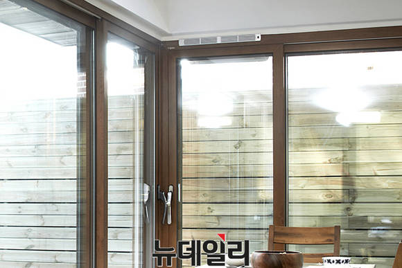 ▲ 실내 공기를 환기시켜주는 창호.ⓒ한화L&C