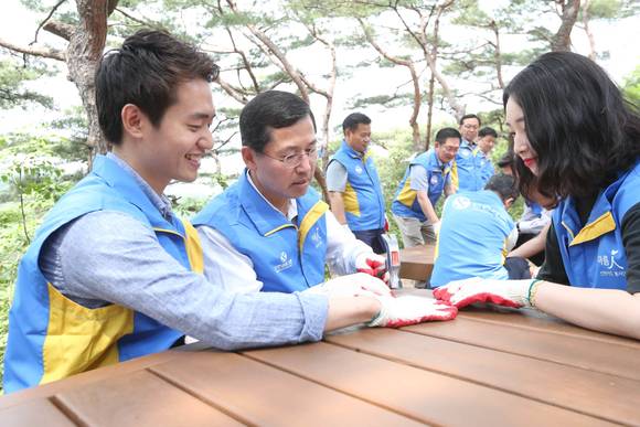 ▲ 임영진 신한카드 사장이 25일 서울 남산공원에서 '소나무 힐링숲 만들기' 봉사활동을 펼치고 있다. ⓒ신한카드