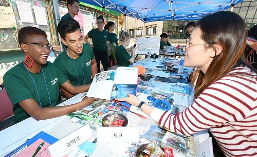 ▲ 24일 서울 광진구 건국대학교 학생회관 앞에서 열린 '해외 파견 박람회'에서 한국 학생과 외국인 학생들이 대화를 나누고 있다. ⓒ건국대