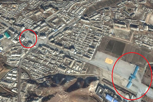 ▲ 美'디지털 글로브' 위성에 포착된 개성공단 검문소 바깥의 한국 기업 대형차량들. ⓒ美RFA-구글어스.