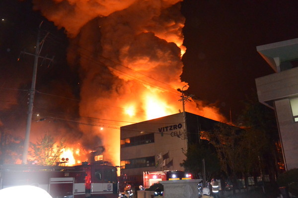 ▲ (주)비츠로셀 예산공장이 지난달 21일 밤  대형화재가 일어나 관리동과 생산동 3동을 모두 태웠다.ⓒ충남예산소방서