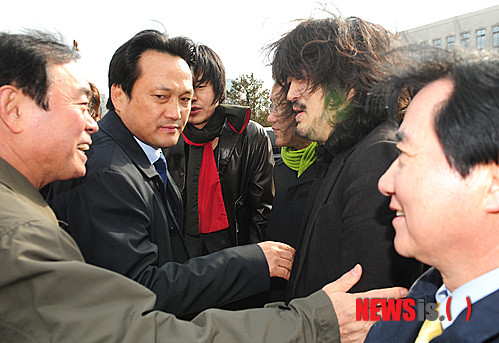 안민석 더불어민주당 의원과 김어준이 국회 본청 앞에서 인사를 나누는 모습. ⓒ뉴시스 DB