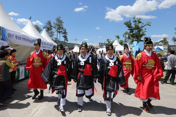 ▲ 이승훈 충북 청주시장과 황영호 시의장이 26일 개막한 ‘제11회 세종대왕과 초정약수 축제’ 행사장에서 영천제 복장을 하고 걷고 있다.ⓒ청주시