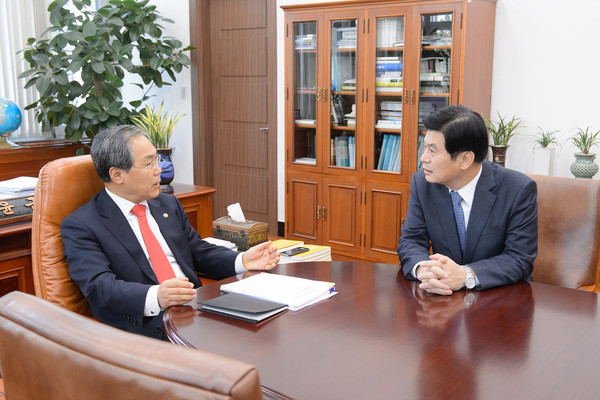 ▲ 이춘희 세종시장이 26일 우윤근 국회사무처 사무총장과 대화를 나누고 있다.ⓒ세종시