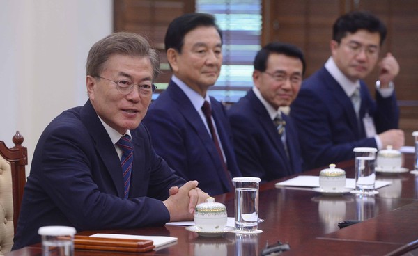 ▲ 문재인 대통령이 5월24일 청와대 여민관에서 미중일 특사단들과 만나 이야기를 나누고 있다. ⓒ뉴시스 사진DB