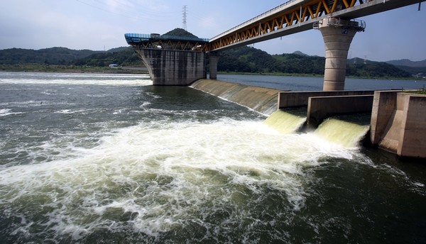 ▲ 지난 2016년 8월 16일 대구 달성군 논공읍 달성보에서 펄스형 방류가 실시되고 있는 모습. ⓒ뉴시스 사진DB