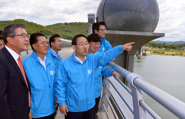 ▲ 바른정당 의원들이 26일 경기도 여주의 이포보를 바라보며 이야기를 나누고 있다. 이포보는 3천4백만 톤의 물을 추가로 확보할 수 있고, 수력발전도 가능한 것으로 알려졌다. ⓒ뉴시스 DB