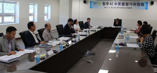 ▲ 26일 충북 청주시 상수도사업본부에서 상반기 ‘청주시 수돗물평가위원회’가 열렸다.ⓒ청주시