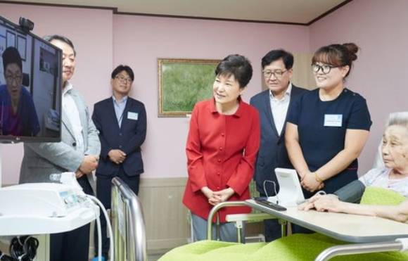 ▲ 지난 2월 박근혜 전 대통령이 원격의료 시범사업 기관인 노인요양시설을 방문해 원격의료하는 모습을 지켜보고 있다. ⓒ청와대