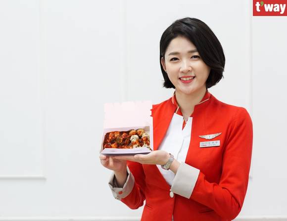 ▲ 티웨이항공은 내달 1일부터 3가지 기내식을 새롭게 출시한다고 26일 밝혔다.ⓒ티웨이항공