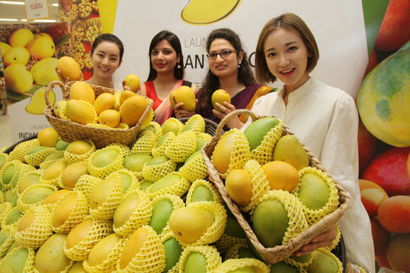 ▲ 26일 오전 서울 성동구 이마트 성수점에서 모델들이 인도산 바다미 망고를 선보이고 있다. ⓒ이마트