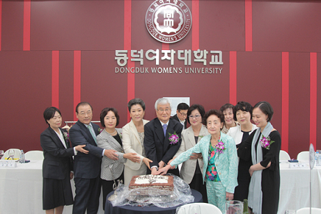 ▲ 26일 서울 성북구 동덕여자대학교 동덕100주년기념관에서 열린 '동덕여학단 창립 107주년 및 동덕여대 개교 67주년 기념식' 행사에서 대학 관계자 등이 기념사진을 촬영하고 있다. ⓒ동덕여대