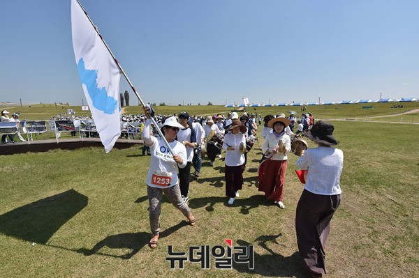 ▲ 걷기 행사가 본격적으로 진행되자 한 참가자가 대형 '한반도기'를 흔들고 있는 모습.ⓒ뉴데일리=이종현 기자