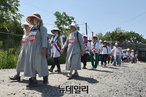 걷기 행사에 참가한 수녀들이 민통선 내로 들어가고 있다.ⓒ뉴데일리=이종현 기자