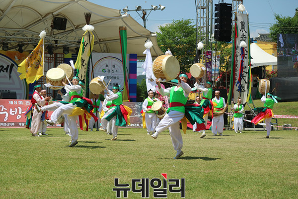 ▲ 27일 자인면 계정숲 단오마당에서 열린 전국농악대축제에서 함안화천농악보존회가 한마당 흥을 돋구고 있다.ⓒ뉴데일리