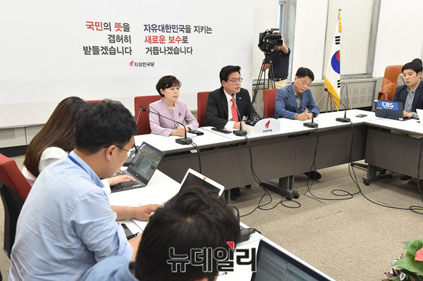 ▲ 자유한국당 정준길 대변인이 강경화 후보자에 대해 강도높게 비판했다. 사진은 정우택 원내대표가 대통령을 회동한 후 기자회견 중인 모습이다. ⓒ뉴데일리 이종현 기자