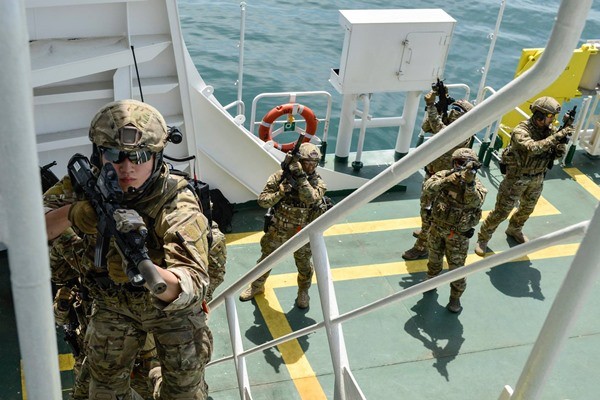 ▲ 소말리아 인근 해상에서 연락이 두절돼 피랍 정황이 의심됐던 한국인 선원 탑승 선박이 해적을 따돌리고 정상 항해 중인 것으로 확인됐다. 사진은 청해부대 대조영함 합동 해적진압훈련 모습.ⓒ해군