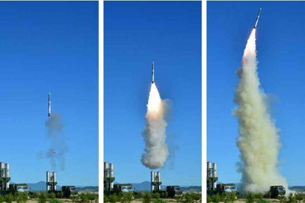 ▲ 북한은 김정은이 참관한 가운데 신형 지대공 요격무기체계 시험사격을 진행했다고 28일 밝혔다. 사진은 관련 北노동당 기관지 '노동신문' 보도 일부.ⓒ北선전매체 홈페이지 캡쳐