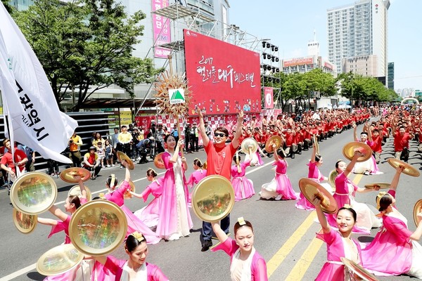 ▲ 권영진 대구시장이 27일 시민퍼포먼스에 직접 참가해 시민과 함께했다.ⓒ대구시