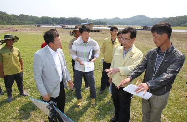 ▲ 이시종 충북도지사가 28일 극심한 가뭄으로 바닥을 들어낸 진천군 초평저수지를 방문해 저수율과 방류 현황을 점검하고 있다.ⓒ충북도