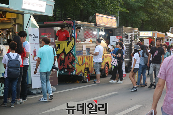 ▲ 서성네거리와 종각네거리로 이어지는 행사장에 푸드트럭이 올해 축제에 첫 등장해 많은 시민들의 발길이 이어졌다.ⓒ뉴데일리