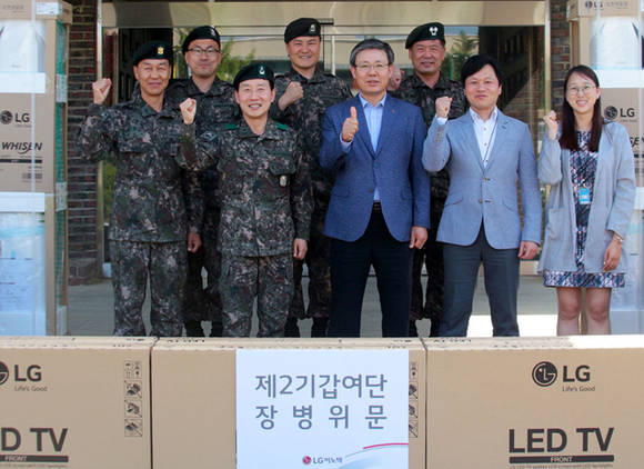 ▲ LG이노텍이 육군 제2기갑여단을 방문해 1000만원 상당의 위문품을 전달했다. ⓒLG이노텍