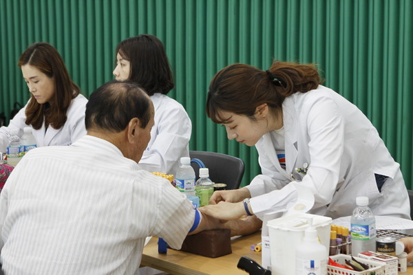 ▲ 경북농협(본부장 여영현)은 지난 26일 지역 농업인 및 어르신을 대상으로 농촌복지 종합서비스 제공하는 ‘농업인행복버스’를 실시했다.ⓒ경북농협