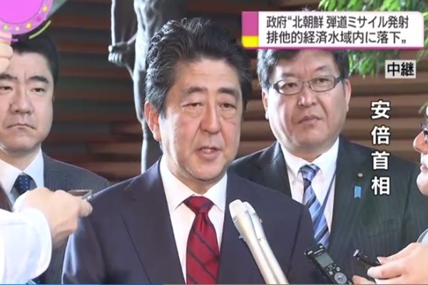 ▲ 아베 신조 일본 총리가 29일 북한의 미사일 발사 도발을 두고 "결코 용서할 수 없다"며 강력히 비난했다. 사진은 관련 日'NHK' 보도 일부.ⓒ日'NHK' 보도영상 화면캡쳐