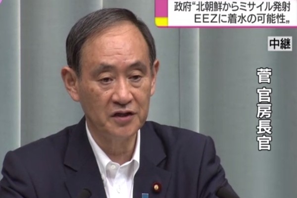 ▲ 스가 요시히데(菅義偉) 일본 관방장관이 긴급 기자회견을 진행하고 있는 모습. 스가 장관은 "이번 북한의 미사일 발사는 항공기·선박 안전이란 관점에서 매우 큰 문제이며, 유엔 안전보장이사회 결의에 대한 명백한 위반"이라고 지적했다.ⓒ日'NHK' 보도영상 화면캡쳐