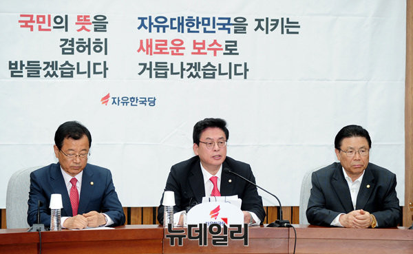 ▲ 자유한국당 정우택 원내대표 (가운데)가 29일, 인사 난맥상에 빠진 문재인 대통령을 강도 높게 비판했다. ⓒ뉴데일리 공준표 기자